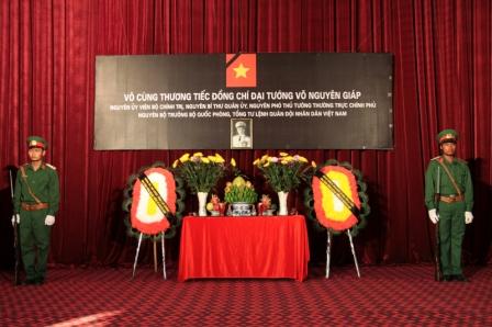 Bàn thờ cố Đại tướng Võ Nguyên Giáp được lập tại Bộ Chỉ huy Quân sự tỉnh để chuẩn bị cho Lễ viếng vào ngày mai