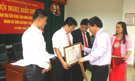   Đồng chí Bùi Quang Sắc, TUV, Giám đốc Sở Xây dựng trao  Bằng khen của Chủ tịch UBND tỉnh cho các tập thể hoàn thành  xuất sắc nhiệm vụ năm 2013 - 2014