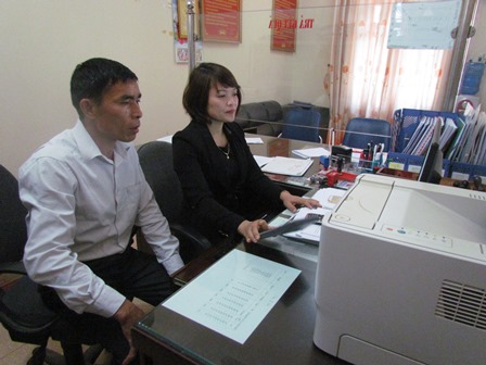 Thành viên Ủy ban bầu cử thị trấn Phong Thổ (huyện Phong Thổ) tổng hợp báo cáo kết quả hiệp thương lần thứ nhất