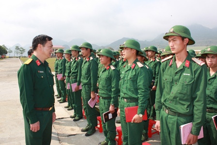Đại tá Trương Minh ĐứcPhó Bí thư Thường trực Đảng ủy, Chính ủy Bộ CHQS tỉnh đối thoại với cán bộ, chiến sĩ Trung đoàn 880
