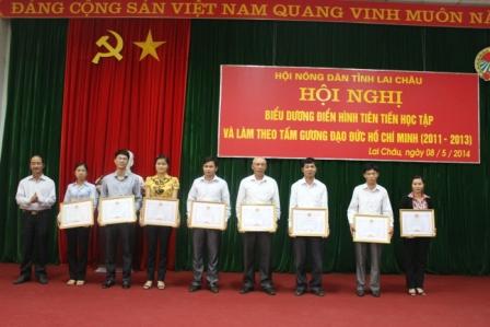   Đ/c Giàng A Tình, TUV, Chủ tịch Hội Nông dân Việt Nam tỉnh tặng Giấy khen cho các tập thể đạt thành tích