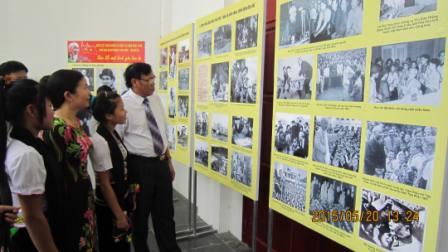   Các đại biểu dự hội nghị tham quan triển lãm ảnh  “Bác Hồ với các sự kiện lịch sử của đất nước”