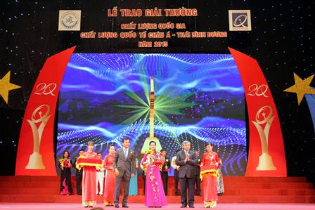 Thừa ủy quyền Thủ tướng Chính phủ, đồng chí: Lê Quang Hùng - Thứ trưởng Bộ Xây dựng, Nguyễn Minh Hùng - Thứ trưởng Bộ Thông tin và Truyền thông trao giải Bạc cho Công ty Cổ phần Chè Lai Châu