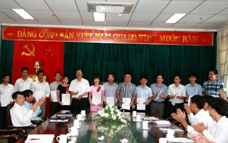   Đồng chí Vũ Văn Hoàn - Phó Bí thư Tỉnh ủy đã trao Quyết định tiếp nhận  cho các học viên (ảnh: KK-BLC)