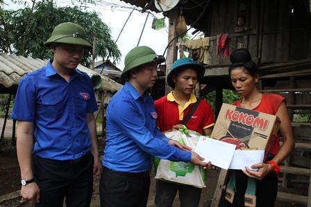 Lãnh đạo Trung ương Đoàn, Tỉnh Đoàn trao quà cho các hộ ở bản Nậm Há 1  (xã Noong Hẻo, huyện Sìn Hồ)