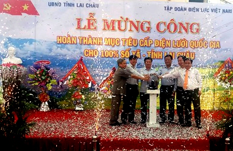 Các đồng chí lãnh đạo Tỉnh ủy, UBND tỉnh, Tập đoàn Điện lực Việt Nam và Công ty Điện lực Lai Châu thực hiện nghi lễ mừng công
