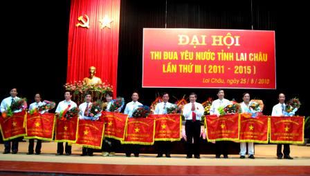 10 tập thể được nhận Cờ 5 năm xuất sắc tại Đại hội thi đua yêu nước tỉnh Lai Châu lần thứ III (2011-2015)