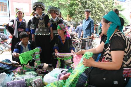Đồng bào các dân tộc huyện Than Uyên vui tết độc lập năm 2015 (ảnh: Tùng Phương)