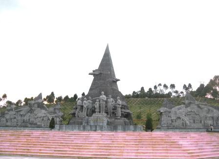 Tượng đài Bác Hồ với đồng bào các dân tộc Lai Châu