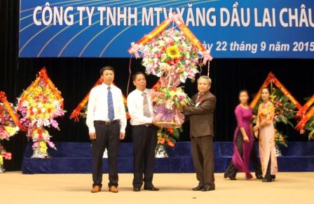 Thay mặt lãnh đạo tỉnh, đồng chí Nguyễn Chương - TUV, Phó Chủ tịch UBND tỉnh tặng lẵng hoa chúc mừng lãnh đạo Công ty