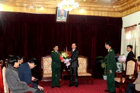 Đồng chí Lò Văn Giàng - Ủy viên TW Đảng, Bí thư Tỉnh ủy, tặng hoa chúc mừng cán bộ, chiến sỹ Bộ Chỉ huy Quân sự tỉnh
