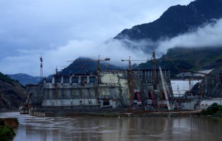 Thủy điện Lai Châu đang dần hình thành nơi thượng nguồn sông Đà và trở thành niềm tự hào của đồng bào các dân tộc Lai Châu