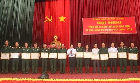 Đồng chí Tống Thanh Hải, UVBTV tỉnh ủy, Phó Chỉ tịch UBND tỉnh tặng Bằng khen của UBDN tỉnh cho các tập thể có thành tích trong 20 năm thực hiện Pháp lệnh về lực lượng DBĐV