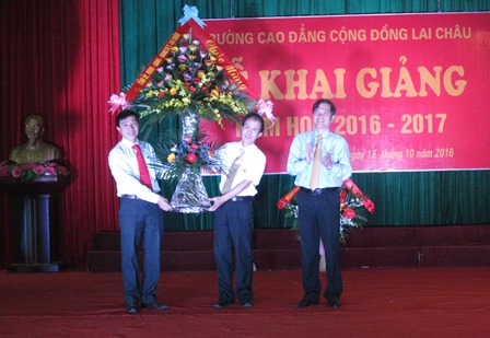 Đồng chí Đỗ Ngọc An - Phó Bí thư Tỉnh ủy, Chủ tịch UBND tỉnh tặng hoa chúc mừng Trường CĐCĐ Lai Châu