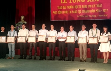 Đồng chí Tống Thanh Hải - UVBTV Tỉnh ủy, Phó Chủ tịch UBND tỉnh trao giải thưởng cho các tác giả đạt giải tại Hội thi sáng tạo KH-KT tỉnh lần II