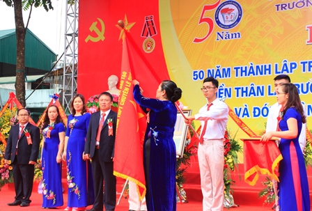   Thừa ủy quyền của Chủ tịch Nước CHXHCN Việt Nam,  đồng chí Giàng Páo Mỷ - UVBCHTW Đảng, Phó Bí thư TT Tỉnh ủy, Trưởng đoàn ĐBQH tỉnh trao tặng Huân chương Lao động cho nhà trường