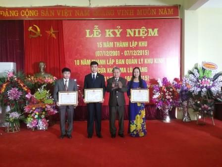 Đồng chí Nguyễn Chương - Phó Chủ tịch UBND tỉnh trao Bằng Khen cho các tập thể, cá nhân có thành tích xuất sắc trong quá trình xây dựng và phát triển kinh tế cửa khẩu