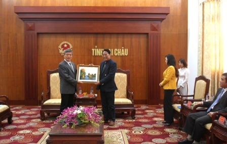 Đồng chí Lê Trọng Quảng, TUV, Phó Chủ tịch UBND tỉnh tặng bức tranh vịnh Hạ Long (Quảng Ninh) cho đồng chí Chu Lập Anh - Thường vụ Châu ủy, Phó Châu trưởng