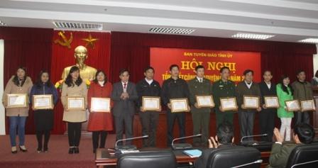 Lãnh đạo Ban Tuyên giáo Tỉnh ủy tặng Giấy khen cho các tập thể có thành tích xuất sắc trong thực hiện nhiệm vụ công tác tuyên giáo năm 2014 (ảnh: Thu Trang)