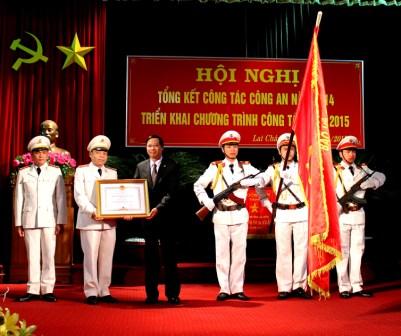 Thừa ủy quyền của Chủ tịch nước, đồng chí Vũ Văn Hoàn, Phó Bí thư Tỉnh ủy trao Huân chương Chiến công hạng Nhì cho Phòng bảo vệ chính trị, Công an tỉnh