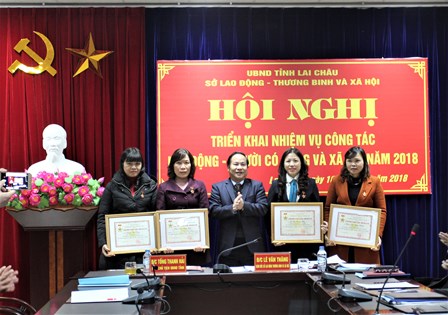 Đồng chí Tống Thanh Hải, UVBTV Tỉnh ủy, Phó Chủ tịch UBND tỉnh trao Kỷ niệm chương của Bộ LĐ-TB