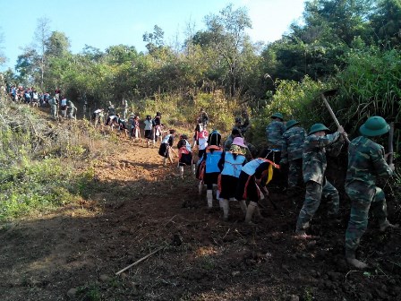 Cán bộ, chiến sĩ Bộ CHQS tỉnh tham gia xây dựng nông thôn mới tại xã Hoang Thèn, huyện Phong Thổ (ảnh: TT)