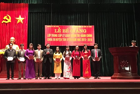 Đồng chí Đinh Quốc Hùng - Hiệu trưởng Trường Chính trị tỉnh trao Bằng tốt nghiệp cho các học viên