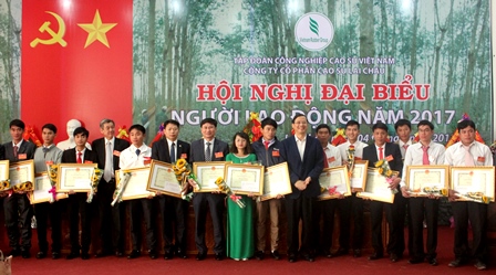 Các đồng chí lãnh đạo đại diện tỉnh, Tập đoàn Công nghiệp cao su Việt Nam trao Bằng khen và tặng hoa chúc mừng các cá nhân thuộc Công ty cổ phần cao su Lai Châu có thành tích xuất sắc trong sản xuất kinh doanh năm 2016
