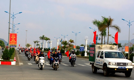 Lực lượng đoàn viên thanh niên diễu hành trên tuyến đường Điện Biên Phủ  (thành phố Lai Châu)