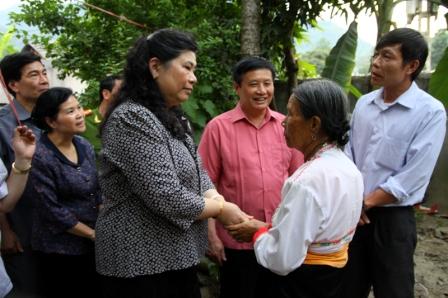 UVBCT, Phó Chủ tịch Quốc hội Tòng Thị Phóng cùng các đồng chí lãnh đạo tỉnh thăm, động viên Nhân dân xã Mường So (Phong Thổ) nhân chuyến thăm và làm việc tại Lai Châu tháng 4/2015 (ảnh: KK)