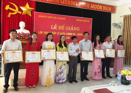Đồng chí Vũ Ngọc An - Phó Hiệu trưởng trường Chính trị tỉnh trao Giấy khen cho các học viên cho thành tích trong học tập và rèn luyện