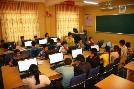 Tiết tin học của cô và học sinh lớp 8, Trường Phổ thông Dân tộc bán trú THCS xã Phúc Khoa, huyện Tân Uyên