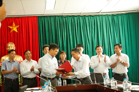 Đại diện lãnh đạo UBND tỉnh Lai Châu, Tổng công ty Đầu tư và Kinh doanh vốn Nhà nước thống nhất biên bản bàn giao quyền đại diện chủ sở hữu vốn nhà nước tại Công ty Cổ phần Giống vật tư Lai Châu