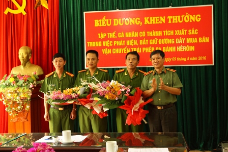 Thiếu tướng Lê Văn Bảy - Ủy viên BTV Tỉnh ủy, Giám đốc Công an tỉnh cùng tập thể lãnh đạo Ban Giám đốc trao phần thưởng chúc mừng Ban chuyên án