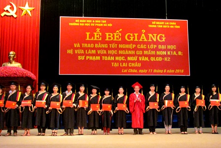 Giáo sư, tiến sĩ Đỗ Việt Hùng - Phó Hiệu Trưởng Trường Đại học sư phạm Hà Nội trao Bằng tốt nghiệp cho các sinh viên