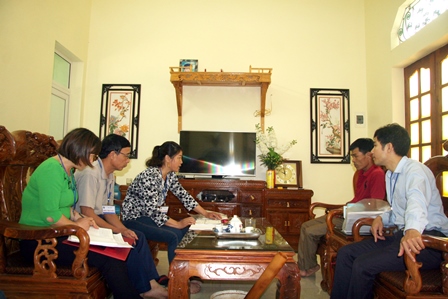 Điều tra viên lấy thông tin tại gia đình ông Đỗ Văn Minh - bản Thành Công - xã San Thàng (thành phố Lai Châu)