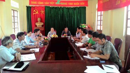 Làm việc với Ban giảm nghèo thị trấn Mường Tè, nắm bắt tình hình cho vay ủy thác của các tổ vay vốn tại Phòng Giao dịch NHCSXH huyện Mường Tè