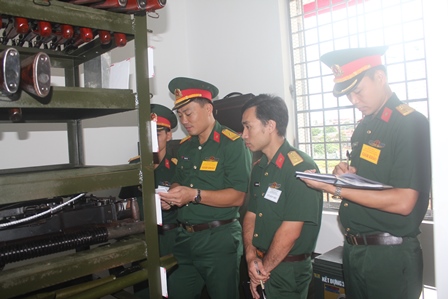 Ban Giám khảo tổ chức chấm thi tại kho của Ban CHQS thành phố