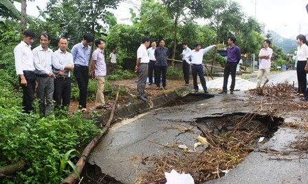 Đoàn công tác của tỉnh kiểm tra mức độ ảnh hưởng của hố cát tơ trên đường 4D (đi ngang qua địa phận xã Nậm Loỏng)