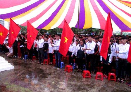 Các em học sinh chào cờ tại Lễ khai giảng