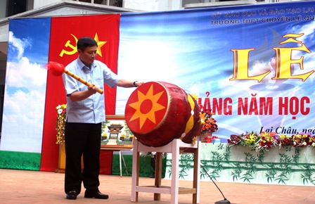 Đồng chí Nguyễn Khắc Chử - Bí thư Tỉnh ủy đánh trống khai giảng tại Trường THPT Chuyên Lê Quý Đôn (thành phố Lai Châu)