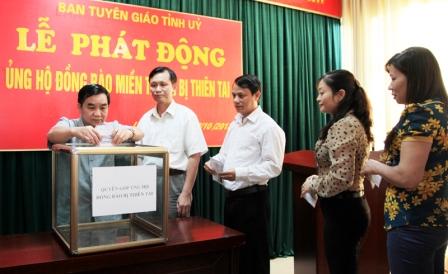 Đồng chí Trần Đức Vương - TUV, Trưởng ban Tuyên giáo Tỉnh ủy cùng cán bộ, đảng viên trong cơ quan tham gia ủng hộ