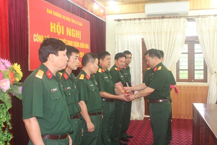 Đại tá Trương Minh Đức, Phó Bí thư Thường trực Đảng ủy, Chính ủy Bộ CHQS tỉnh trao quyết định cho các đồng chí sỹ quan được thăng quan hàm, nâng lương năm 2018