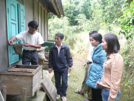 Cán bộ Trung tâm dạy nghề huyện Than Uyên thăm mô hình nuôi ong của người dân khu 10 thị trấn Than Uyên