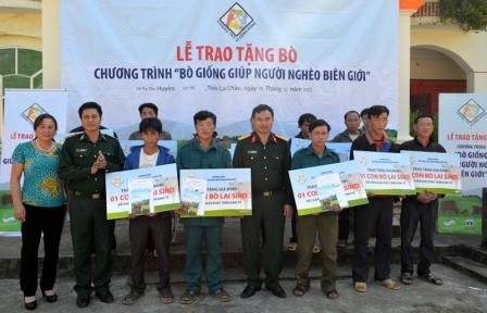 Đại diện Bộ Chỉ huy BĐBP tỉnh và Chi nhánh Viettell tại Lai Châu trao chứng nhận cho các hộ nghèo nhận bò tại xã Pa Tần, huyện Sìn Hồ