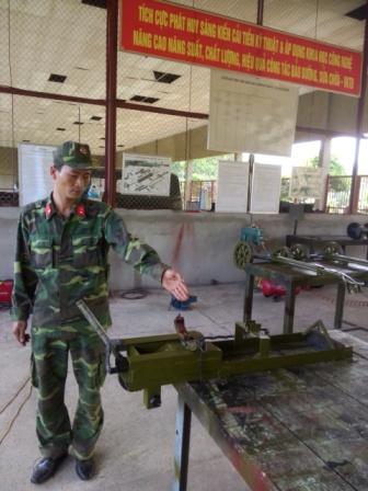   Trung úy Nguyễn Xuân Thủy giới thiệu hiệu quả  của sáng kiến cải tiến kỹ thuật