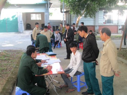 Ban CHQS kiểm tra thông tin thanh niên tham gia  khám tuyển NVQS tại huyện