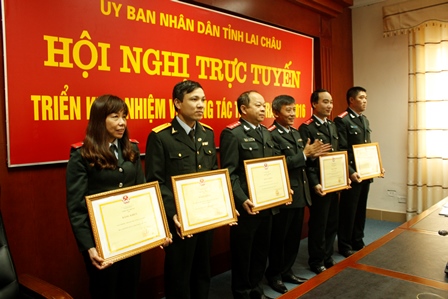 Đồng chí Phan Thăng Long - Phó cục Trưởng Cục Giải quyết KNTC  (Thanh tra Khu vực 1, Thanh tra Chính phủ) trao Bằng khen  cho các tập thể, cá nhân