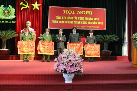 Thượng tướng Trần Việt Tân - Thứ trưởng Bộ Công an trao cờ thi đua của Bộ Công an cho các tập thể đạt thành tích xuất sắc trong năm 2015