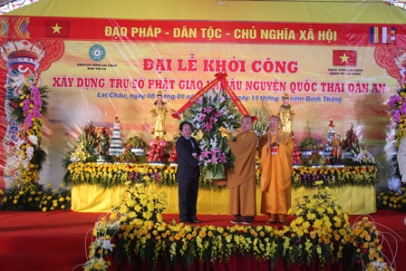 Đồng chí Tống Thanh Hải - Phó Chủ tịch UBND tỉnh tặng hoa chúc mừng Ban trị sự GHPG Việt Nam tỉnh